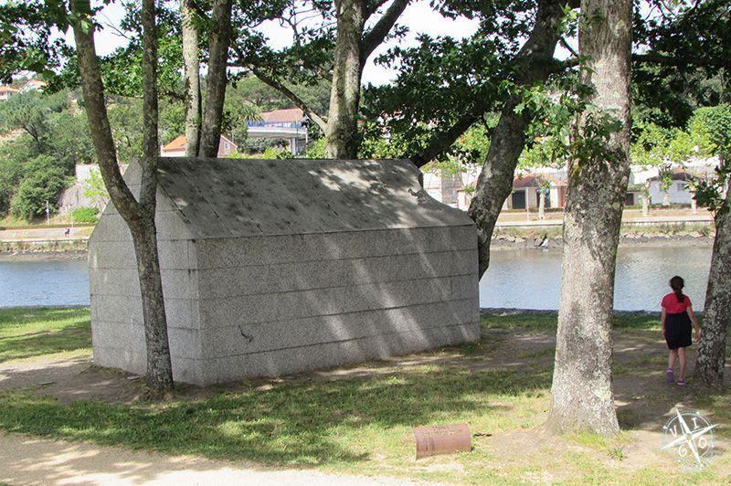 La Casita de José Pedro Croft, casa sin ventanas ni puertas en a illa das Esculturas en Pontevedra