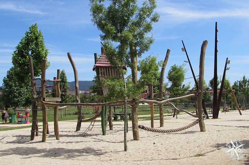 Parque infantil en a illa das Esculturas en Pontevedra