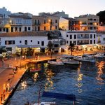 Tips para viajar con niños y alquilar coche en Menorca