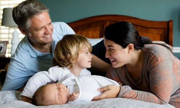 Las familias con dos hijos y monoparentales tendrán la misma deducción que las numerosas en el IRPF