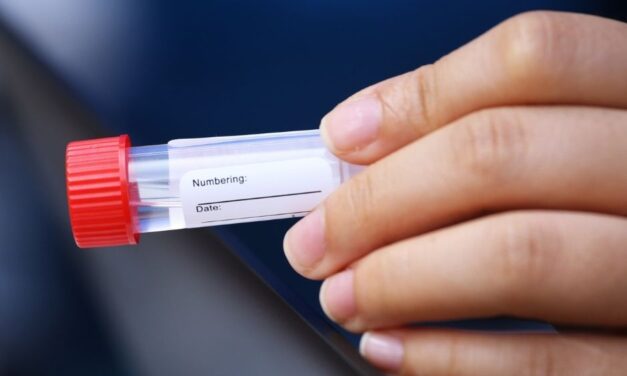 Gran acogida de los test de saliva gratuitos en las farmacias de Pontevedra