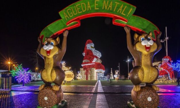 El Papá Noel más grande del mundo y el más pequeño se encuentran en Águeda