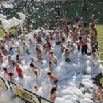 Lalín refresca el verano con juegos de agua y fiesta de la espuma todos los miércoles