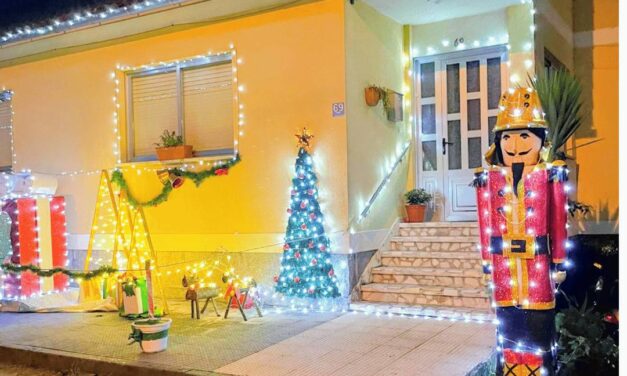 Paredes, el barrio gallego que sorprende con su decoración navideña artesanal