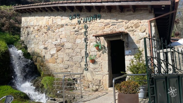 Un molino, una cascada y buena cocina: así es este restaurante en Sanxenxo