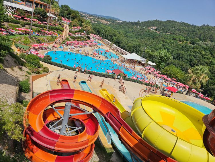 Parque Acuático de Amarante: toboganes, piscinas y diversión en plena naturaleza