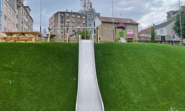 Nuevo parque infantil das Regas en Pontevedra con tobogán y zona de escalada