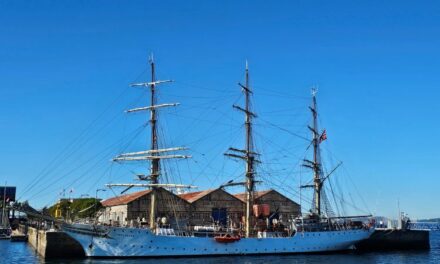 El Sørlandet, el velero más antiguo del mundo en activo, vuelve al puerto de Vigo